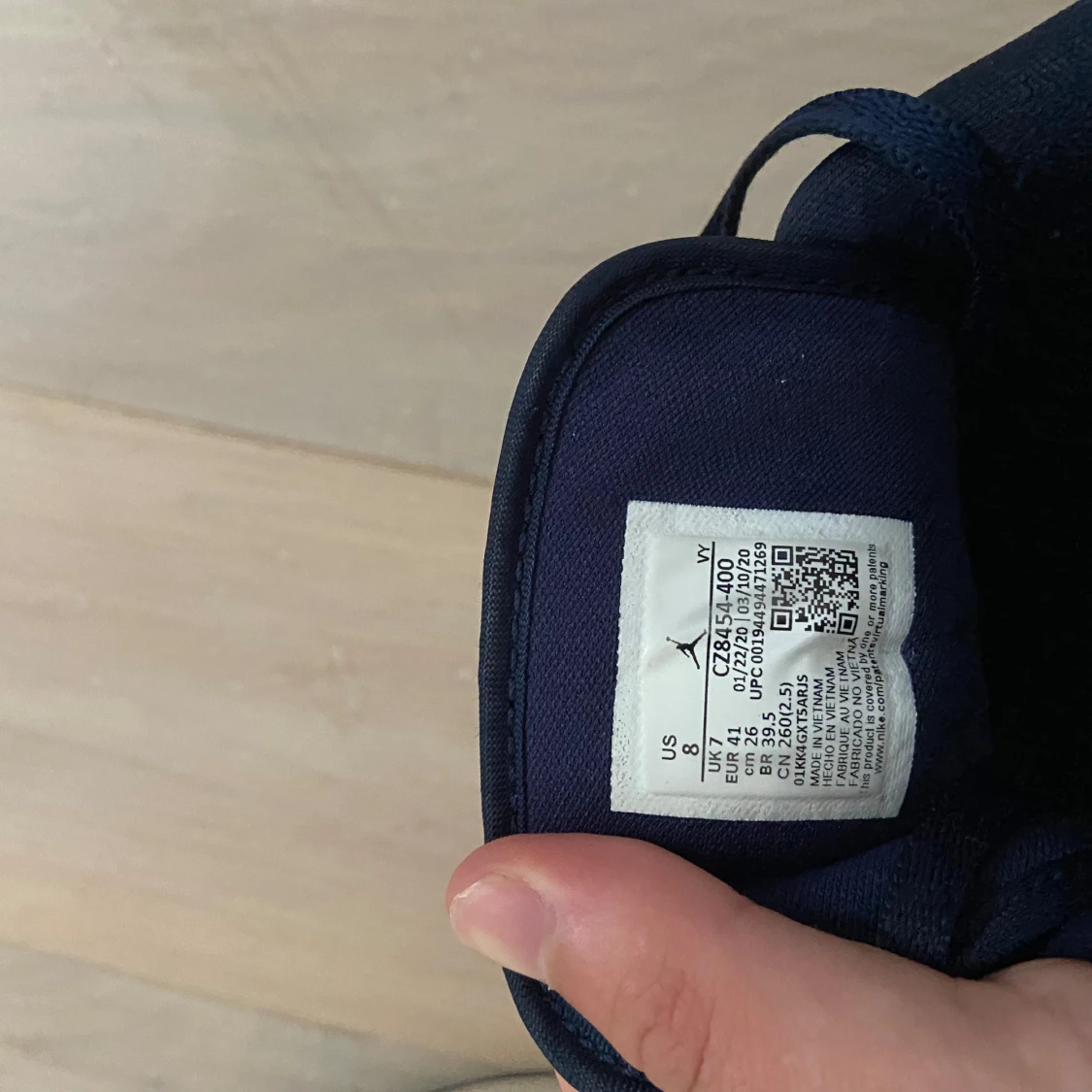 Nike Air Jordans i blått, vitt och rött - 90