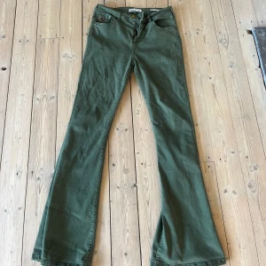 Lois jeans  - Skit snygga gröna Lois jeans, har klippt bort storleken. Men är ni intresserade så skriv så får ni måtten