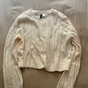 HM cardigan  - Säljer en HM cardigan, aldrig använts så i bra skick 