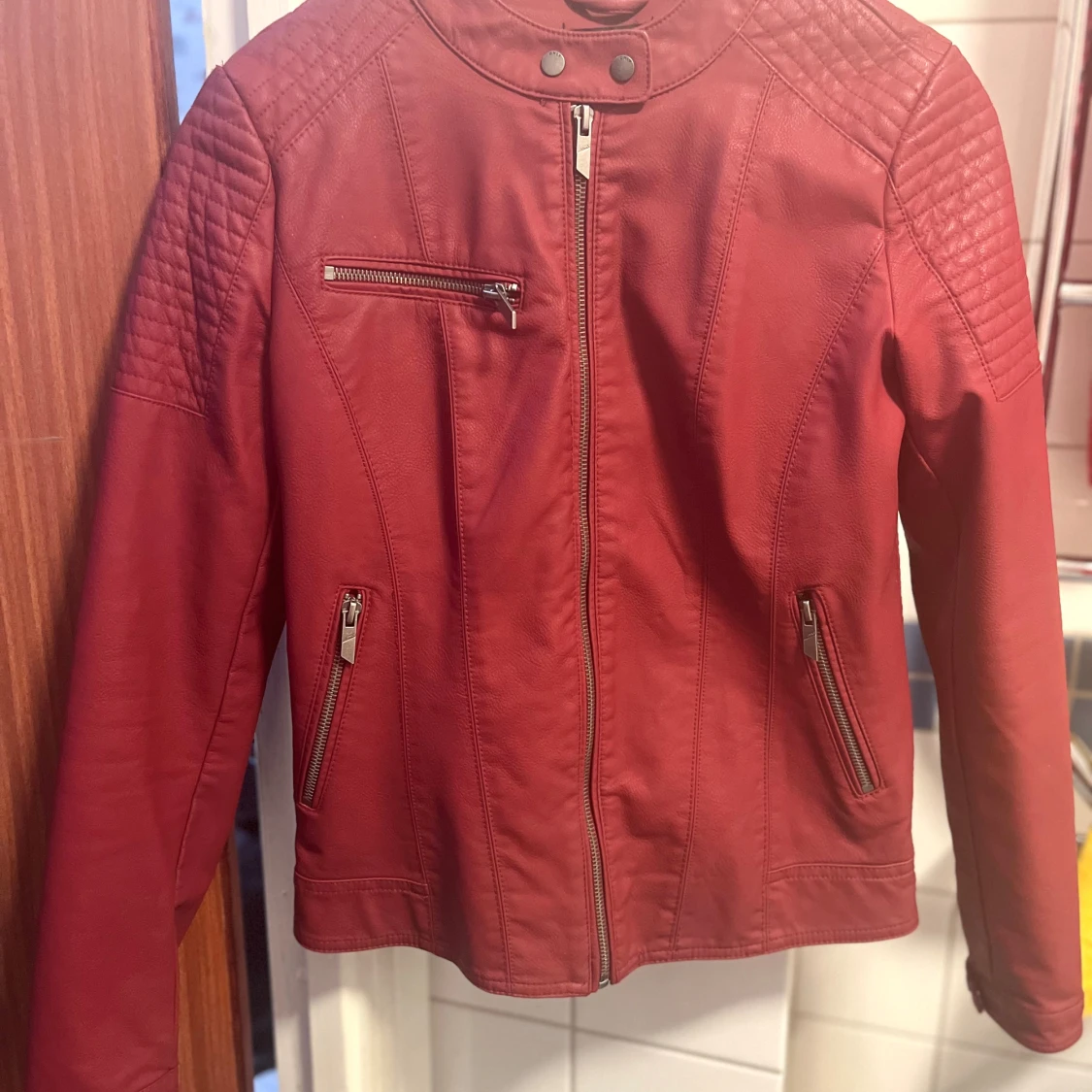 Röd Skinnjacka  - 90
