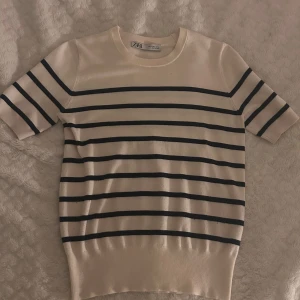 Zara randig tröja - Jätte fin tröja från zara som sitter jätte fint💕