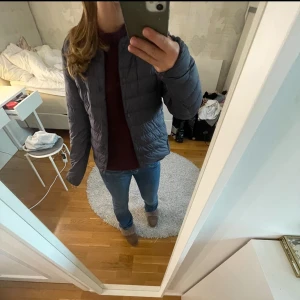 Uniqlo jacka  - Säljer min fina uniqlo jacka som ej kommer till användning längre. Mycket bra skick 