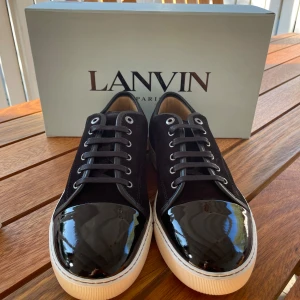 Lanvin skor  - Hej! Säljer nu dessa sprillans nya lanvin skor. Skorna är aldrig använda, skick 10/10. Med skorna medföljer box, dustbag och extra skosnören. Nypris 5299kr.