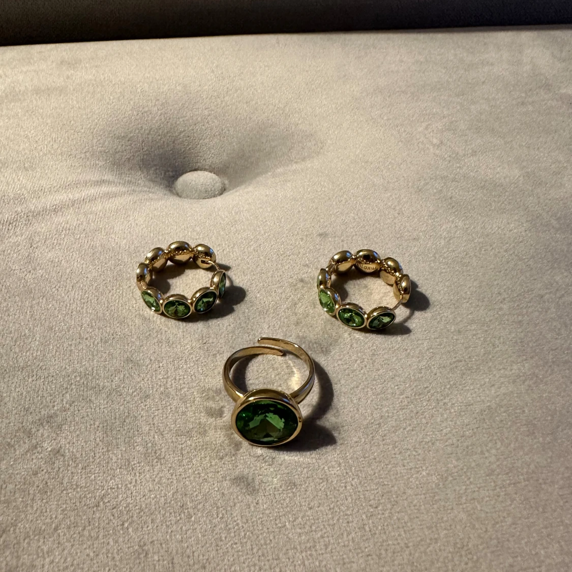 Guldörhängen med gröna stenar - 92