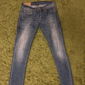 Dondup george - Hej, säljer nu dessa tvärfeta dondup jeansen i modellen george, skick 9/10 nypris 4000kr mitt pris 1100kr, borde passa perfekt på dig mellan 165-175 storlek 30 , hör av er vid frågor eller funderingar, mvh Carl
