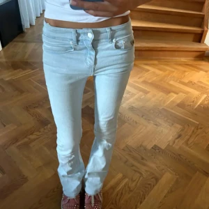 Snygga ljusa jeans  - Säljer mina skit snygga ljusa jeans då de är för korta!🫶🏼 (bilderna när jeansen sitter på är lånade) jag brukar ha storlek 36 men dom passar på mig ändå de är bara lite korta💕 jag är 166cm😊👍🏼
