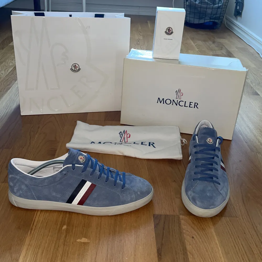 Tjena säljer ett par snygga moncler skor för en billig peng💸 i storlek 45 (skick 9,5/10) nästan nyskick ✅ Box,dustbag och qr kåd + kort följs med 👍🏼 (Nypris ca 5000-6000 kr mitt pris 2799)✅ ( priset går att diskuteras )👍🏼Skriv för fler bilder👍🏼. Skor.