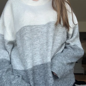 Stickad tröja - Jättefin stickad tröja från hm, köptes för ungefär 2 år sen och har inte kommit till användning, perfekt nu till hösten och är väldigt mysig😚❤️ Skriv för fler frågor☺️ 