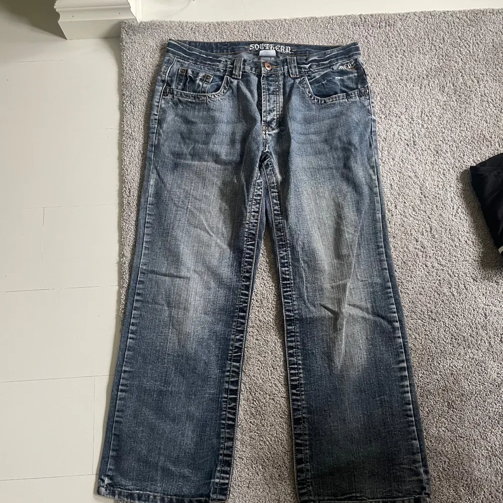 Bra skick. Köpta på vinted och märket är southern/medwear. 38x32 men skulle säga att de är 36 i midjan. Jeans & Byxor.