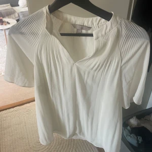 Hm blus - Topp/blus från hm Lite overzised fit så skulle säga att den passar allt från xs-m beroende på hur man vill att den ska sitta