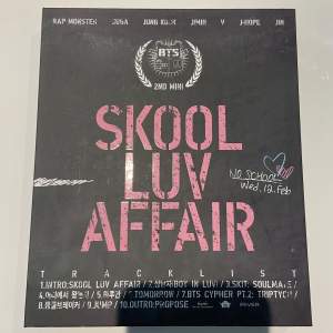 Bts kpop album ”skool luv affair” i perfekt skick! Cd fungerar, photocard är på Suga, inga bilder är söndriga! Jag kan skicka med eller utan photocards, hör av dig! :))