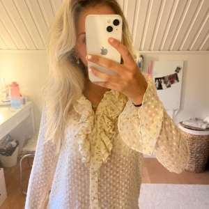 Zara blus  - Säljer denna fina zara blus eftersom den aldrig kommit till användning, inte riktigt min stil. Helt oanvänd. 