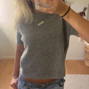 Stickad T-shirt  - Jag säljer denna stickade t-shirt för att det riktigt inte är min stil, men den är väldigt fin o basic. Köpte den i L men den passar mig som har storlek XS-S