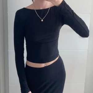 Långärmad med öppen rygg - Långärmad tröja med öppen rygg från Shein. Jättefin men kommer inte till användning längre, inga skavanker🖤