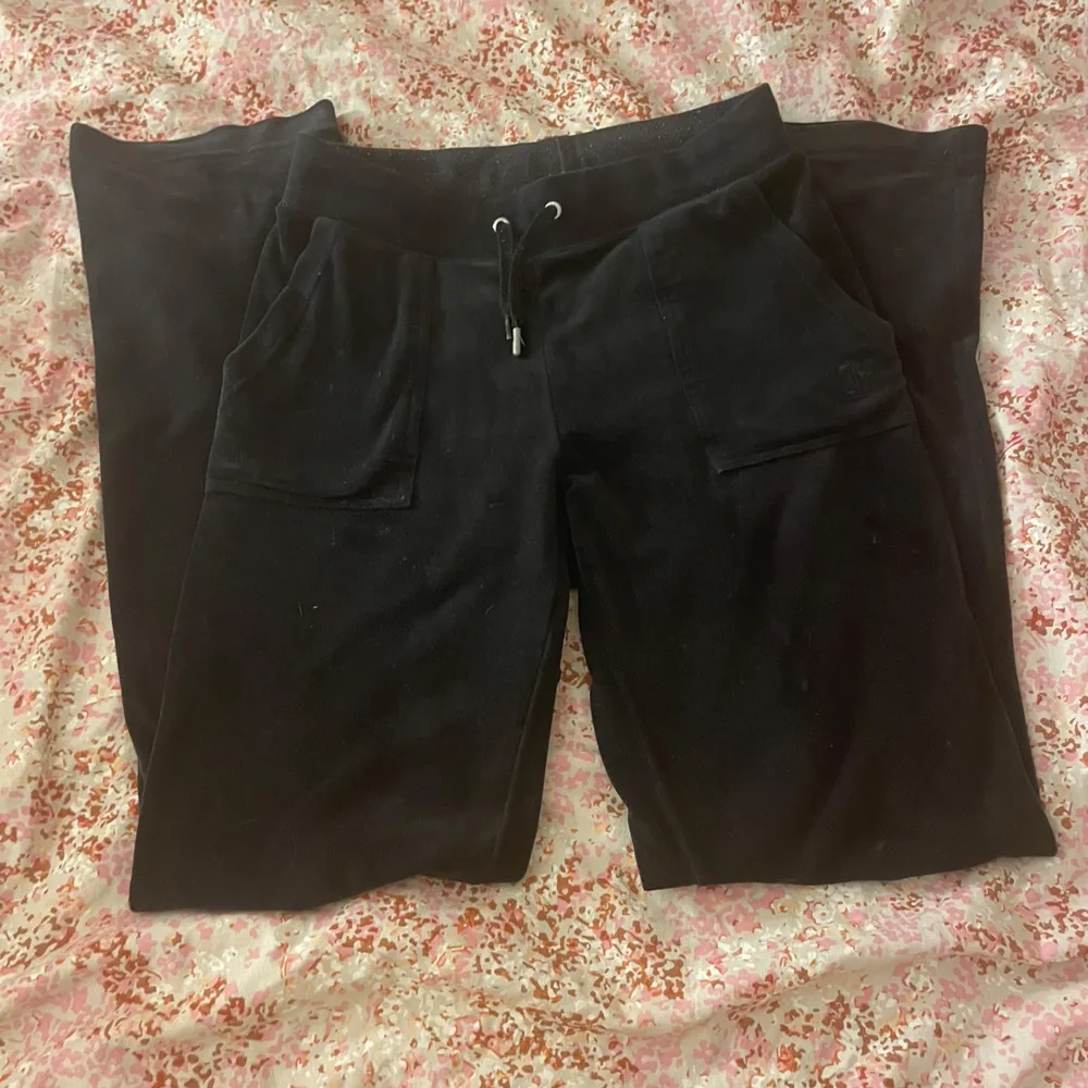 Säljer nu mina juicy couture byxor i XS i färgen Black. De är i bra skick förutom att metall saken lossnat på ena snöret, noppriga på insidan i midjan, små fläckar (se bild) och samt att de är sträva vid knäna och vid fickorna där bak!❤️Säljer för 300. Jeans & Byxor.