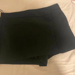 Kavaj shorts - Kavaj shorts/ kjol från zara. Använd en gång. Precis som ny