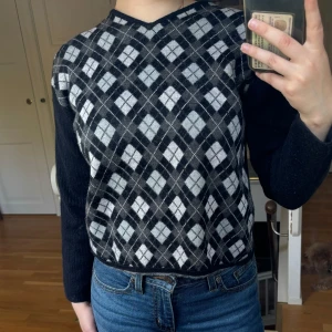 Stickad ull tröja - Stickad ull tröja, Vintage, 50% ull 50% akryl. I jätte bra sick köpt vintage för 699kr.