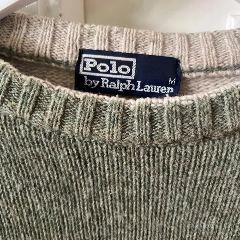 Grön/beige stickad tröja från Ralph Lauren. Köpt secondhand, men i fint skick! . Tröjor & Koftor.