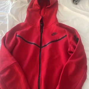 Röd Nike tech.  - En röd Nike tech i färger.  Storleken på flisen är Medium. använt ett par gånger.  