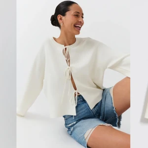 Slutsåld kofta från Gina - Knitted tie cardigan storlek S!  Slutsåld kofta från Gina Tricot. Använd en gång. 