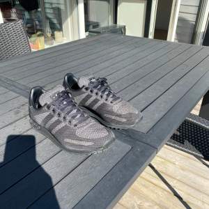 Adidas La Trainers i kond 8/10. Har ej kommit till användning så mycket. För mer frågor och bilder kom privat