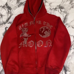 Aim for the moon - Säljer min Rhinestone zip hoddie. Den är i bra skick och det på ärmen går nog bort om man tvättar ärmen. Förutom det så är den bara bra. Pris kan ändras. 