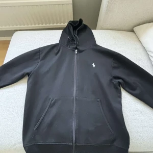 Ralph Lauren half zip  - Svart Ralph Lauren half zip perfekt till hösten, mycket bra skick🤩🤩