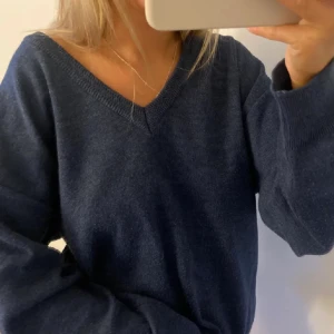 Marinblå stickad tröja - Perfekt skick💞