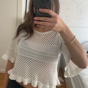 Stickad blus - Jättefin stickad blus/topp från Mango i superfint skick!  Tröjan är endast använd ett fåtal gånger och har inga defekter🩷🫶🏻