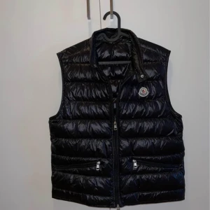 Äkta moncler väst - Säljer min moncler väst fick den på min födelsedag (äkta) storlek 2/s säljer min väst pga använder ej och har bytt stil för mer bilder hör av er