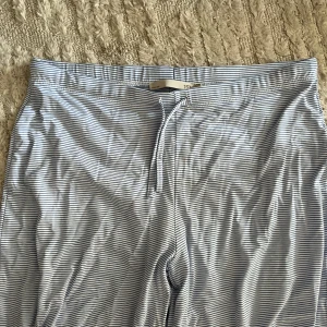 Byxor/mjukisbyxor - Fina randiga mjukisbyxor från lager 157, helt nya med lappar på. Köptes för 150kr, storlek M  