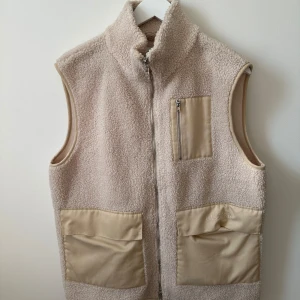 Väst från Ciszere stl M i nyskick  - Väst från Ciszere stl M i nyskick.