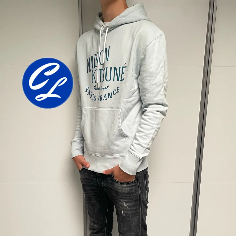 Maison Kitsune Hoodie | Skick: 10/10 (HELT NY) | Strl M | Pris - 1599 | Tags sitter kvar | Fraktar via Postnord eller Instabox på köparens bekostnad | Hör av dig vid minsta fråga eller fundering!. Hoodies.