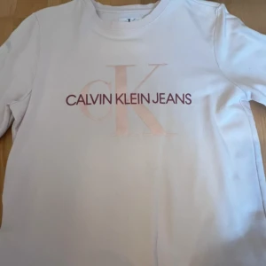  Calvin Klein tröja  - Långärmade Ck tröja. Passar både storlek S och M. Finns också i en röd färg. 