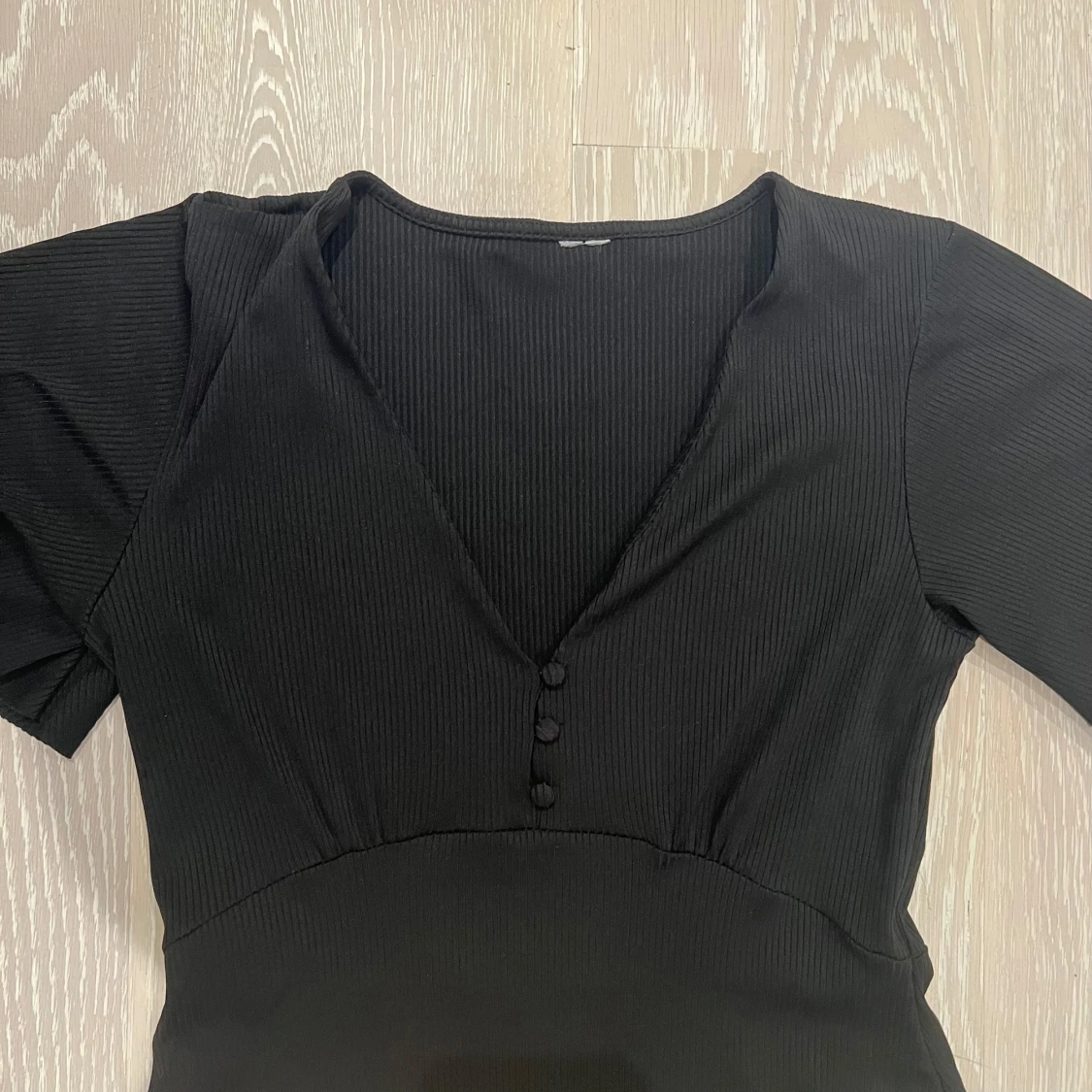 Svart klänning med knappar - 90
