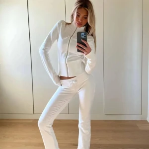 Nelly set - Vitt ”Cozy chill” mjukisset ifrån Nelly, i nyskick med prislapparna kvar. (Båda delarna)