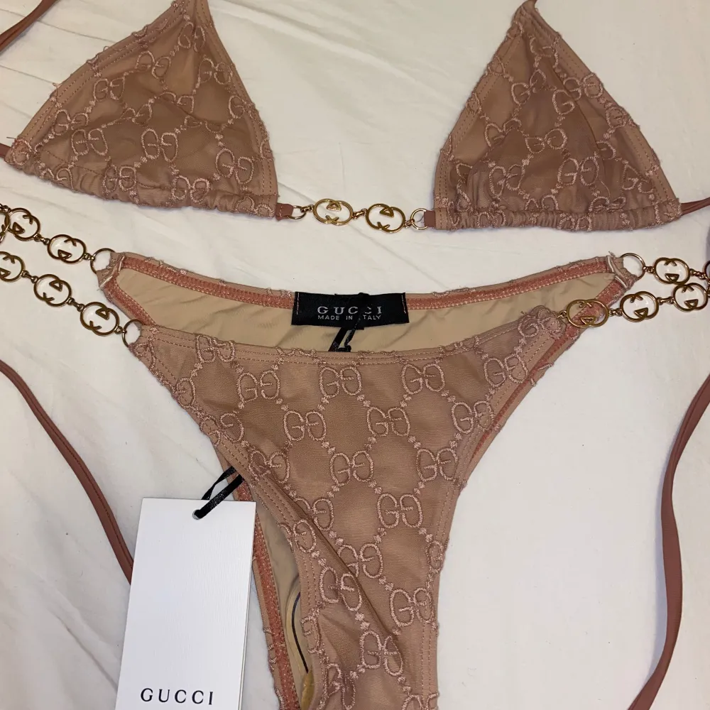 Gucci bikini i storlek S. Vet ej om den är äkta då jag fick den i present. Som ny aldrig använd, prislapp och trosskydd finns kvar! 👙 (fraktar även). Övrigt.