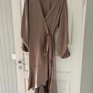 Klänning  - Klänning från bubbleroom i strl 3XL. Nyskick, endast testad. Nypris:899kr