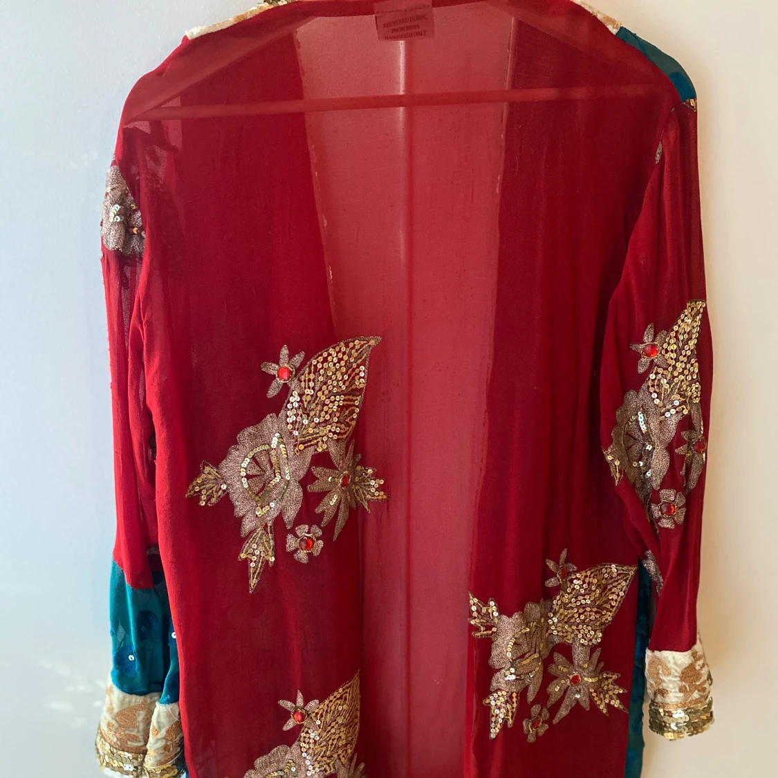 Sagolikt vacker kimono med stenar och broderier  - 2