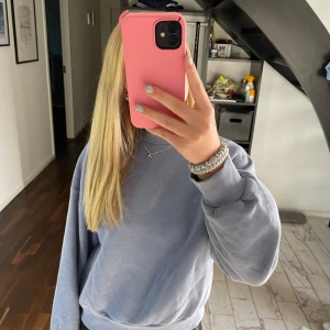 Gråblå sweatshirt - Säljer en supermysig gråblå sweatshirt från Gina Tricot. Tröjan är i bra skick och passar perfekt till både jeans och mjukisbyxor. Pris kan alltid diskuteras. Skriv om du har några frågor!💗