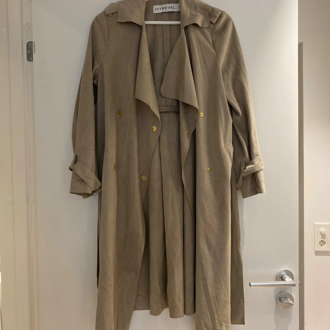 Beige trenchcoat med guldiga detaljer i mockaimitation  - 92