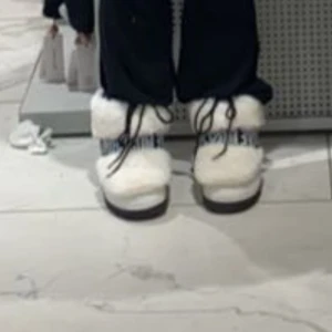 Moschino vinter-boots ❄️  - Trendiga Moschino skor köpta på deras egna butik! Super bra skick!  Mycket varma. 