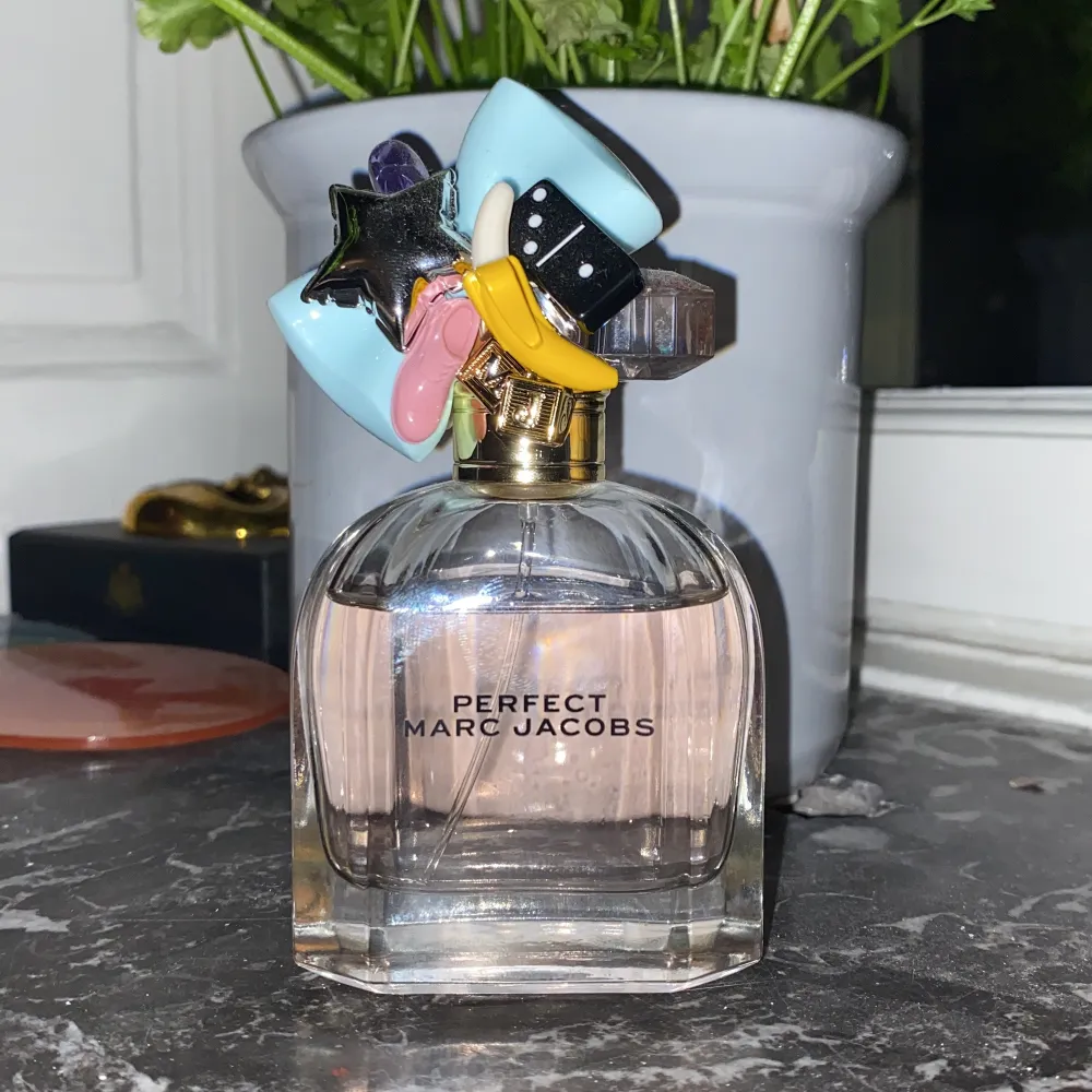 Parfymen ”Perfect” av Marc Jacobs. Använd lite granna men inte särskilt mycket då jag inte tyckte doften passade mig🥰 Nypris är 900+ kr!. Parfym.