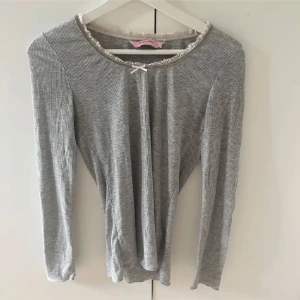 Grå ribbad tröja från Hunkemöller -  Grå ribbad tröja från Hunkemöller i storlek S