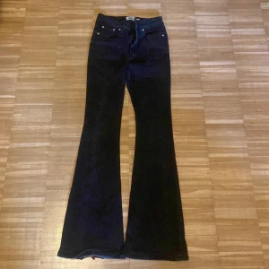 Svarta Snake Flare jeans från 157 - Säljer ett par svarta Snake Flare jeans från 157. De har en snygg flare-stil som ger en retro vibe. 
