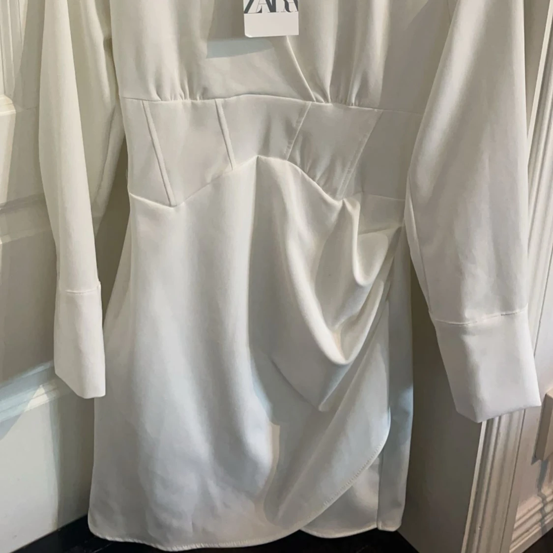 Säljer nu denhär fina zara klänningen för den inte passar mig men helt oanvänd  - 90