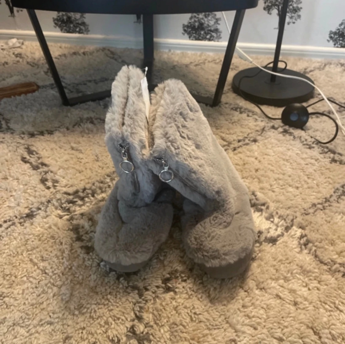 Grå fluffiga boots med dragkedja