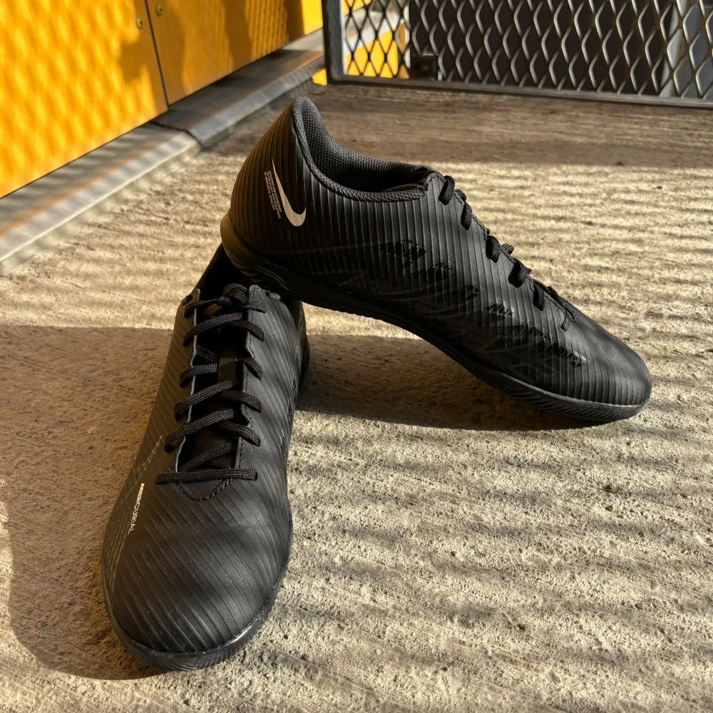 Dubbfria fotbollsskor perfekt för innomhus träningar, använda 2 gånger.  Märke: Nike  Model: Vapor 15 Mercurial Strl: 43 (9.5)  . Sportswear.