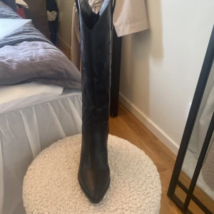 Så snygga stövlar - Superfina svarta stövlar, helt nya köpta på Zalando. Säljes endast då de var för små och jag hann inte skicka tillbaka de. Storlek 36.