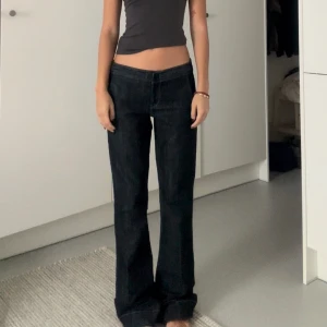 Lågmidjade jeans - Lågmidjade mörkblå jeans från märket rich & skinny! Innerbenslängd 82cm och midjemått 37 cm rakt över! från gren till toppen av midjan 18cm